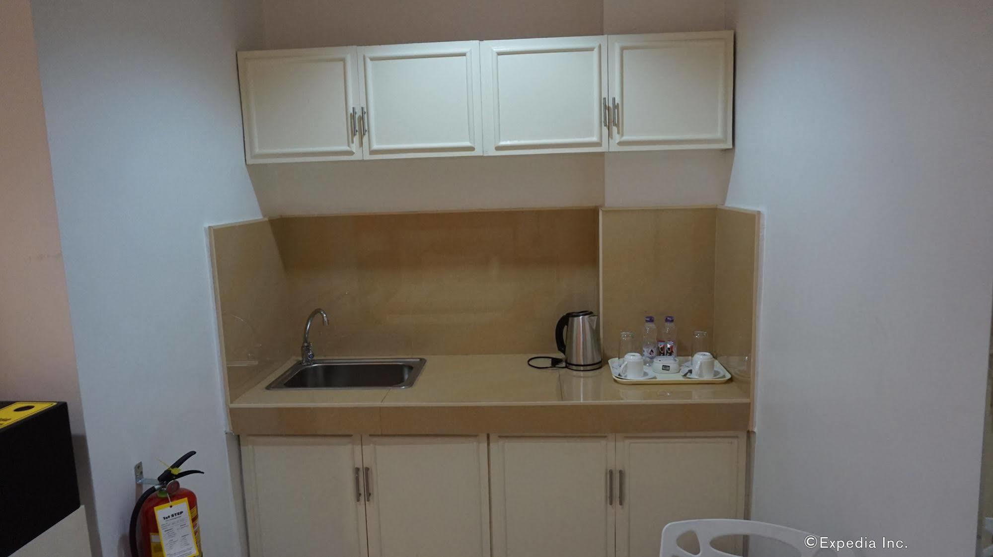 Baymont Suites & Residences Paranaque City Екстериор снимка