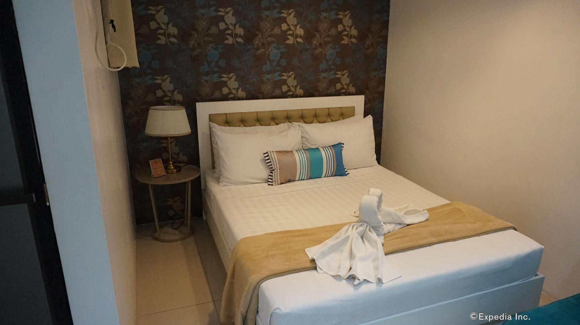 Baymont Suites & Residences Paranaque City Екстериор снимка