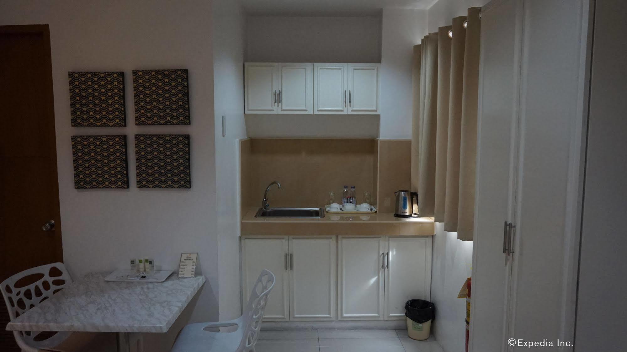 Baymont Suites & Residences Paranaque City Екстериор снимка